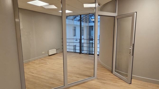 Biroja telpas labi uzturētā biroju ēkā Meierovica bulvārī 16, minūtes gājiena attālumā no Laimas pul Рига - изображение 4