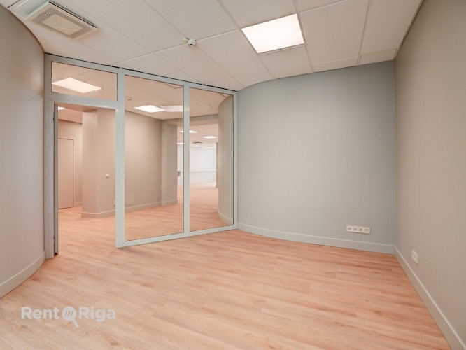 Office premises in a well-maintained office building at Meierovica Boulevard 16, just a one-minute w Рига - изображение 15