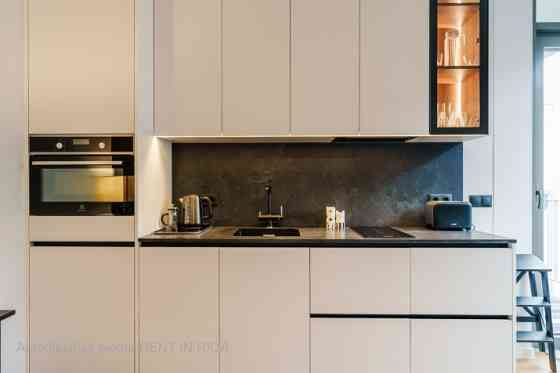 Stilīgs un mūsdienīgs dzīvoklis Rīgas centrā  Stabu iela 2A.  Šis dzīvoklis piedāvā aizraujošu panor Рига