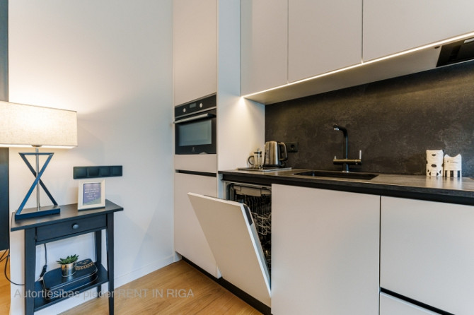 Stilīgs un mūsdienīgs dzīvoklis Rīgas centrā  Stabu iela 2A.  Šis dzīvoklis piedāvā Rīga - foto 4