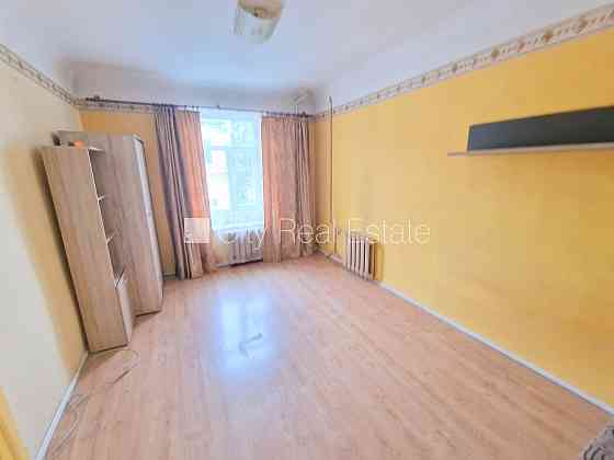 Фасадный дом, вход с улицы, лестничная клетка после косметического ремонта, окна Рига