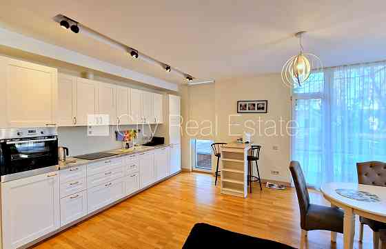 Новостройка, благоустроенный озеленённый двор, въездные ворота оснащены Jūrmala