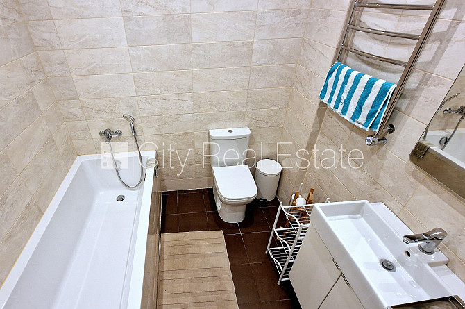 Jaunceltne, labiekārtots apzaļumots pagalms, teritorijas iebrauktuves vārti aprīkoti ar Jūrmala - foto 12