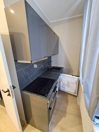 Fasādes māja, renovēta māja, ieeja no ielas, kāpņu telpa pēc kapitālā remonta, logi Rīga - foto 18