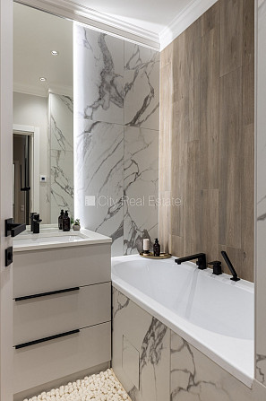 Fasādes māja, renovēta māja, ieeja no ielas, kāpņu telpa pēc kapitālā remonta, logi Rīga - foto 6