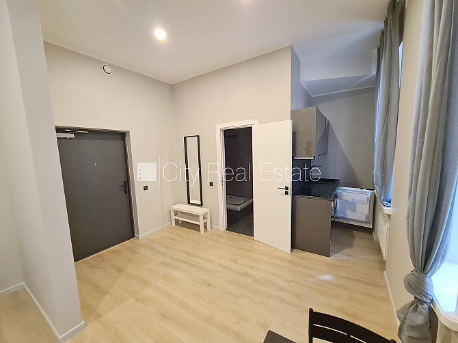 Fasādes māja, renovēta māja, ieeja no ielas, kāpņu telpa pēc kapitālā remonta, logi Rīga - foto 11