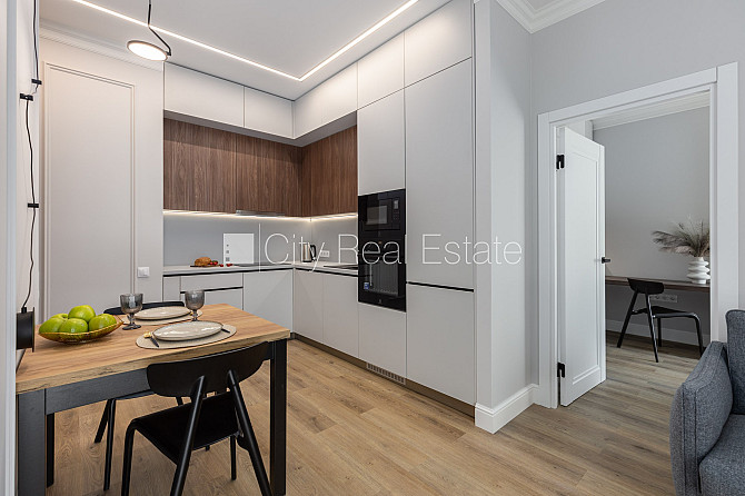 Fasādes māja, renovēta māja, ieeja no ielas, kāpņu telpa pēc kapitālā remonta, logi Rīga - foto 3