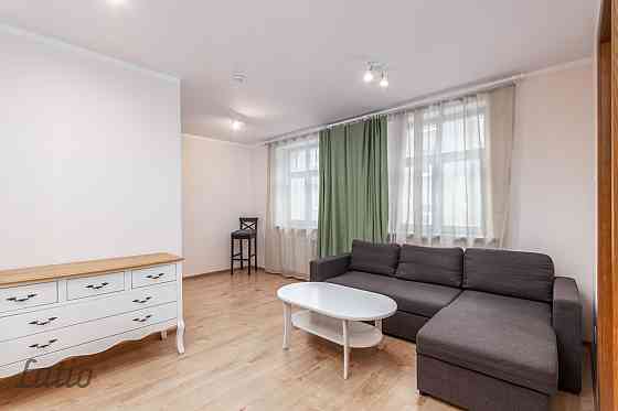 Pārdod mēbelētu divistabu dzīvokli 2017.gadā renovētā mūra namā, kas būvēts funkcionālisma stilā 193 Рига