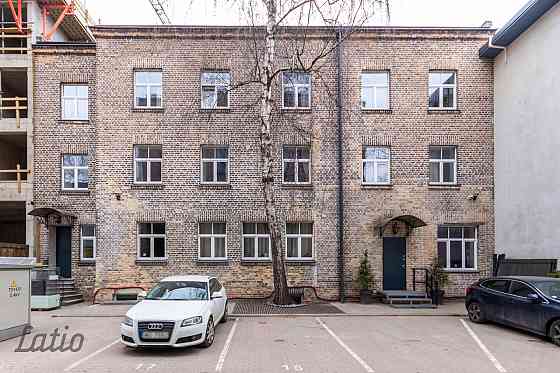 Pārdod mēbelētu divistabu dzīvokli 2017.gadā renovētā mūra namā, kas būvēts funkcionālisma stilā 193 Рига