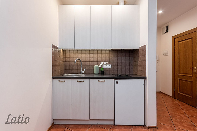 Pārdod mēbelētu divistabu dzīvokli 2017.gadā renovētā mūra namā, kas būvēts Rīga - foto 9