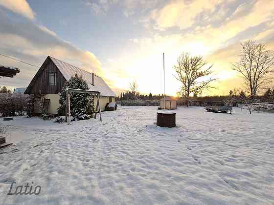 Pārdošanā nonācis īpašums Valkā, kas apvieno pilsētas ērtības ar lauku klusumu un zaļo mieru. Vasarn Valka un Valkas novads