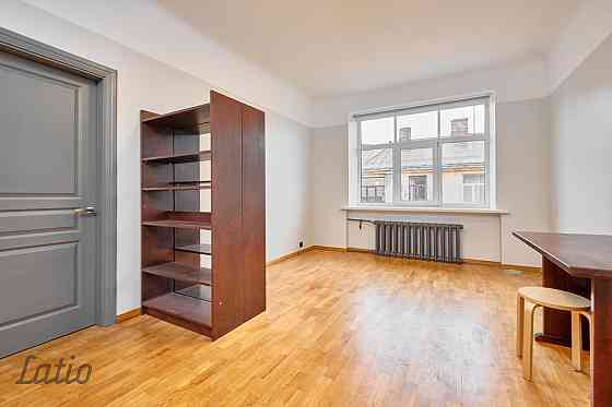 Saulains 3 istabu dzīvoklis, 62 kv. m, 6/6 st., kārtīga pirmskara māja pagalmā, remontēta kāpņu telp Rīga