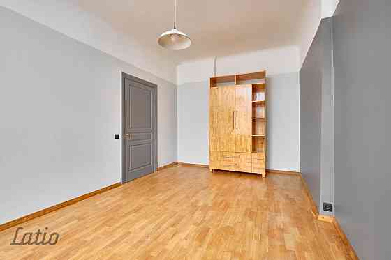 Saulains 3 istabu dzīvoklis, 62 kv. m, 6/6 st., kārtīga pirmskara māja pagalmā, remontēta kāpņu telp Rīga