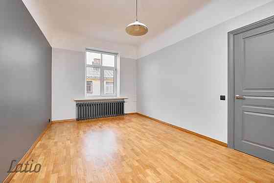 Saulains 3 istabu dzīvoklis, 62 kv. m, 6/6 st., kārtīga pirmskara māja pagalmā, remontēta kāpņu telp Rīga