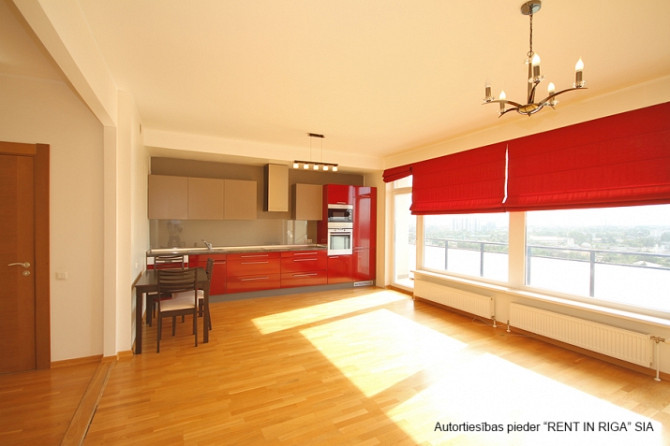 Lieliska iespēja iegādāties gaišu un saulainu augšējā stāva dzīvokli par saprātīgu cenu, Rīga - foto 1