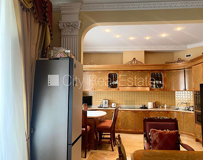 Pagalma māja, labiekārtota apzaļumota teritorija, vieta vairākām automašīnām, teritorijas Rīga - foto 16