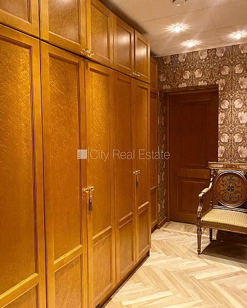 Pagalma māja, labiekārtota apzaļumota teritorija, vieta vairākām automašīnām, teritorijas Rīga - foto 19