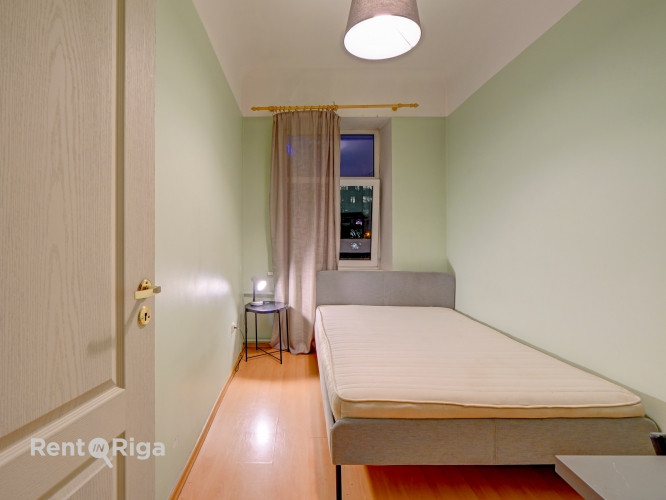 Tiek izīrēts gaišs un plašs četru istabu dzīvoklis pašā Rīgas centrā !  Dzīvoklis Rīga - foto 2