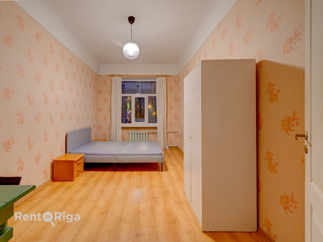 Tiek izīrēts gaišs un plašs četru istabu dzīvoklis pašā Rīgas centrā !  Dzīvoklis Rīga - foto 4