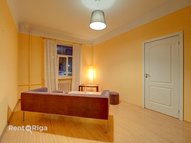 Tiek izīrēts gaišs un plašs četru istabu dzīvoklis pašā Rīgas centrā !  Dzīvoklis Rīga - foto 9