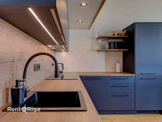 Продаётся элегантная двухуровневая студия!  Предлагается уникальная, недавно Рига