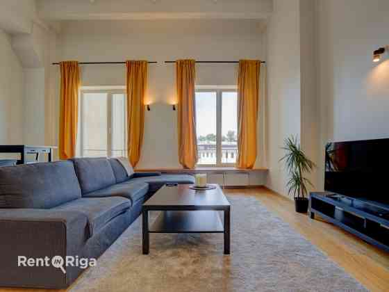 Продаётся элегантная двухуровневая студия!  Предлагается уникальная, недавно Рига