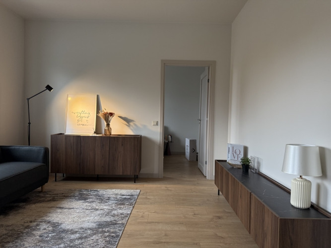 Izīrē pilnībā renovētu 2 istabu dzīvokli!  Mūsdienīgs un līdz detaļām pārdomāts Rīga - foto 1