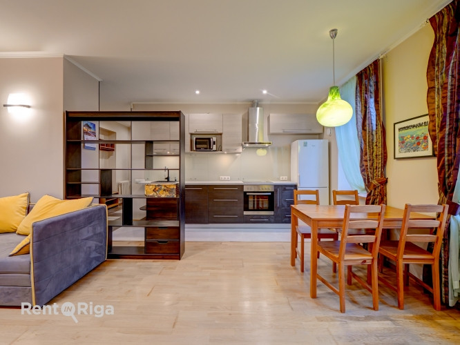 Dzīvoklis Rīgas centrā ar autostāvvietu!  Ilgtermiņā tiek izīrēts 3-istabu dzīvoklis, pēc Rīga - foto 1
