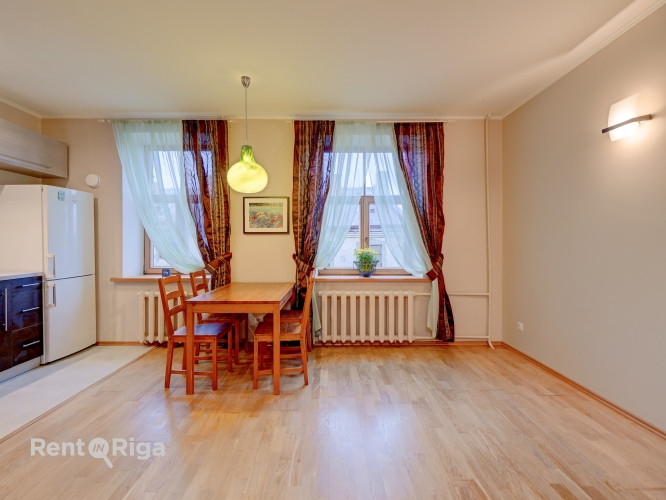 Dzīvoklis Rīgas centrā ar autostāvvietu!  Ilgtermiņā tiek izīrēts 3-istabu dzīvoklis, pēc Rīga - foto 4