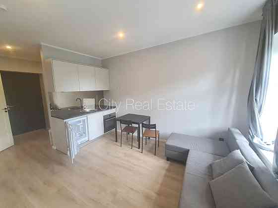 Фасадный дом, реновированный дом, вход с улицы, лифт, лестничная клетка после Rīga