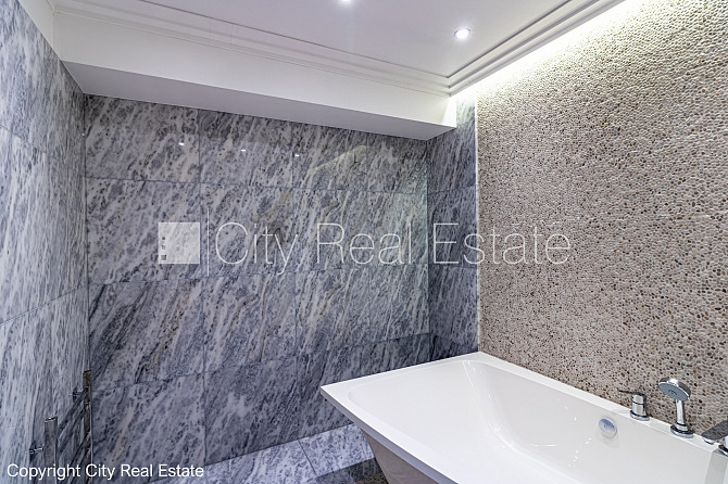 Fasādes māja, renovēta māja, ieeja no ielas, ir lifts, kāpņu telpa pēc kapitālā remonta, Rīga - foto 18