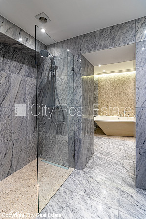 Fasādes māja, renovēta māja, ieeja no ielas, ir lifts, kāpņu telpa pēc kapitālā remonta, Rīga - foto 16