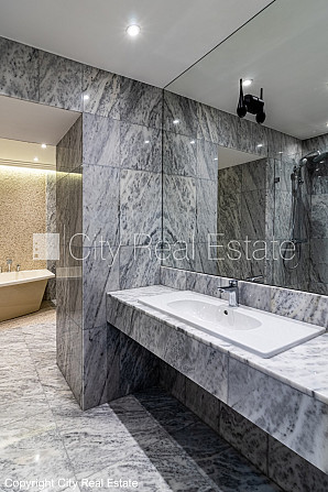 Fasādes māja, renovēta māja, ieeja no ielas, ir lifts, kāpņu telpa pēc kapitālā remonta, Rīga - foto 17