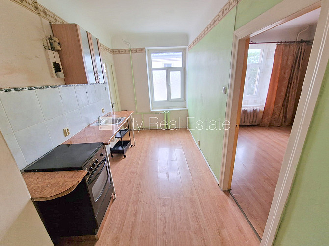 Fasādes māja, ķieģeļu mūra sienas, ieeja no ielas, ir lifts, kāpņu telpa pēc kosmētiskā Rīga - foto 15