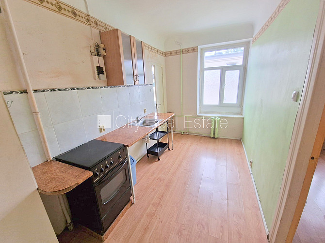 Fasādes māja, ķieģeļu mūra sienas, ieeja no ielas, ir lifts, kāpņu telpa pēc kosmētiskā Rīga - foto 16