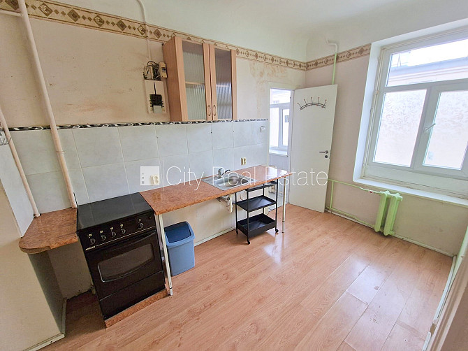 Fasādes māja, ķieģeļu mūra sienas, ieeja no ielas, ir lifts, kāpņu telpa pēc kosmētiskā Rīga - foto 19