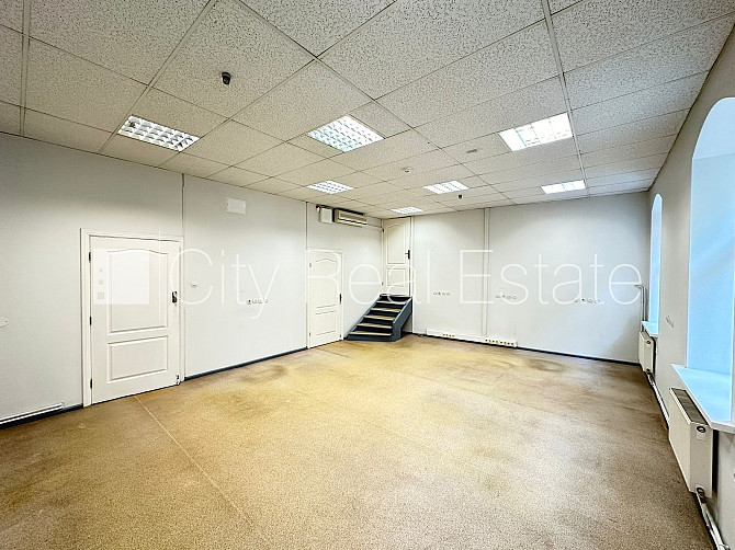 Фасадный дом, реновированный дом, вход с улицы, лестничная клетка после Рига - изображение 14