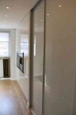 Tiek izīrēts izremontēts, gaišs un mājīgs jūgendstila dzīvoklis Skolas ielā - augstie griesti, divvi Рига