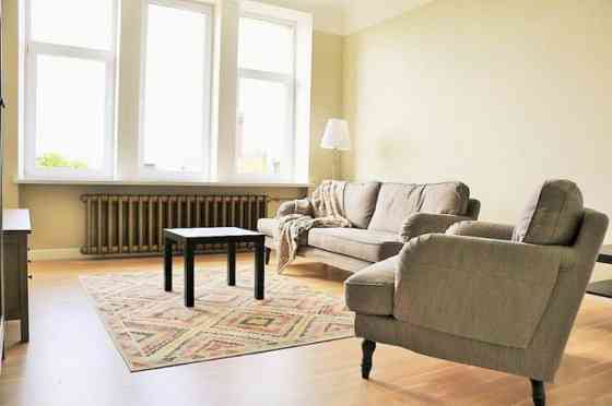 Tiek izīrēts izremontēts, gaišs un mājīgs jūgendstila dzīvoklis Skolas ielā - augstie griesti, divvi Рига