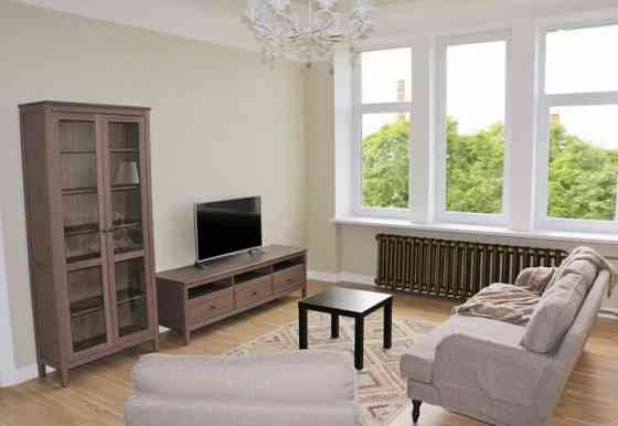 Tiek izīrēts izremontēts, gaišs un mājīgs jūgendstila dzīvoklis Skolas ielā - augstie griesti, divvi Рига