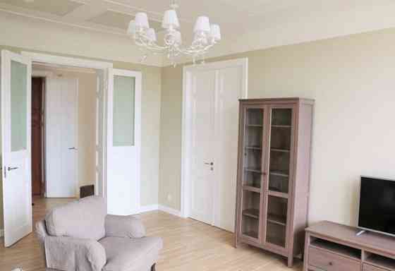 Tiek izīrēts izremontēts, gaišs un mājīgs jūgendstila dzīvoklis Skolas ielā - augstie griesti, divvi Рига