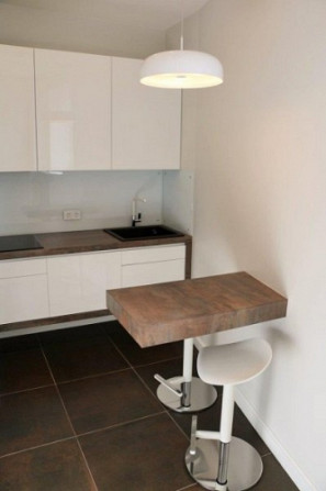 Tiek izīrēts izremontēts, gaišs un mājīgs jūgendstila dzīvoklis Skolas ielā - augstie griesti, divvi Рига - изображение 5