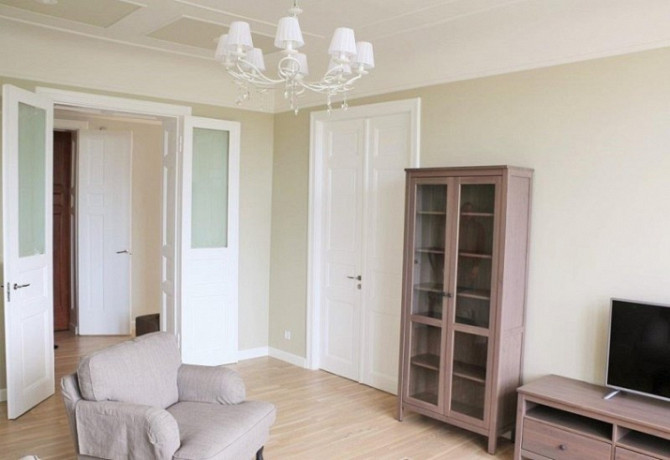 Tiek izīrēts izremontēts, gaišs un mājīgs jūgendstila dzīvoklis Skolas ielā - augstie griesti, divvi Рига - изображение 2