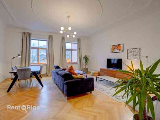 Izīrē plašu un skaistu 4 istabu dzīvokli klusajā centrā.   Dzīvokļa plānojums sastāv no vienas liela Рига