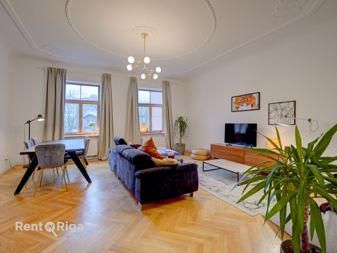 Izīrē plašu un skaistu 4 istabu dzīvokli klusajā centrā.   Dzīvokļa plānojums sastāv no vienas liela Рига - изображение 1