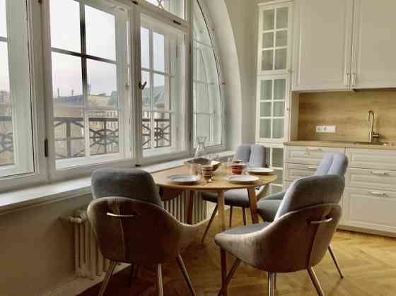 Ekskluzīvs 2-istabu dzīvoklis Bibliotēkas nama ēkā.  Gaišs dzīvoklis ar balkonu un izcilu skatu uz V Рига