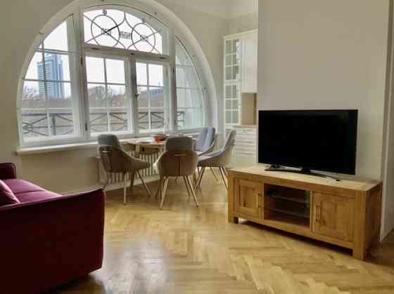 Ekskluzīvs 2-istabu dzīvoklis Bibliotēkas nama ēkā.  Gaišs dzīvoklis ar balkonu un izcilu skatu uz V Рига