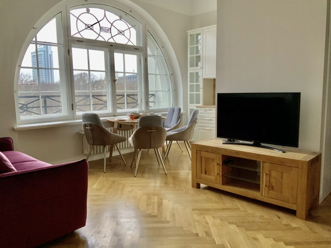 Ekskluzīvs 2-istabu dzīvoklis Bibliotēkas nama ēkā.  Gaišs dzīvoklis ar balkonu un izcilu skatu uz V Рига - изображение 2