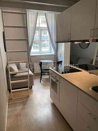 Фасадный дом, реновированный дом, закрытый двор, вход с улицы, лестничная клетка Рига