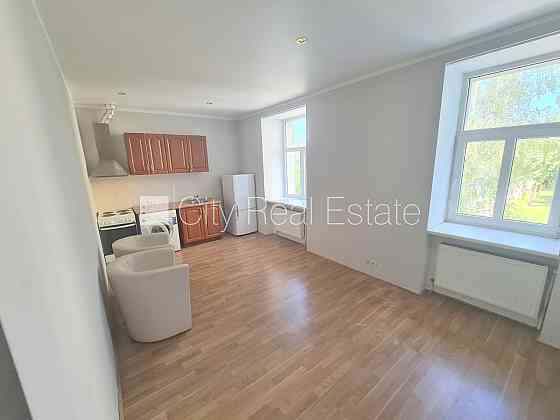 Фасадный дом, реновированный дом, закрытый двор, вход с улицы и со двора, Рига